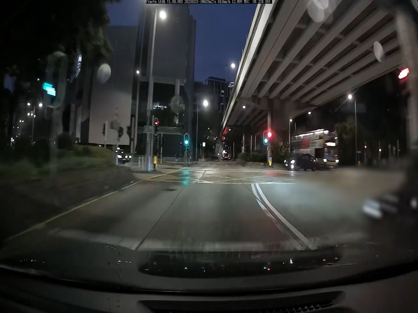 私家車新年勁陰功！加士居道天橋底先遇切線再碰U-turn