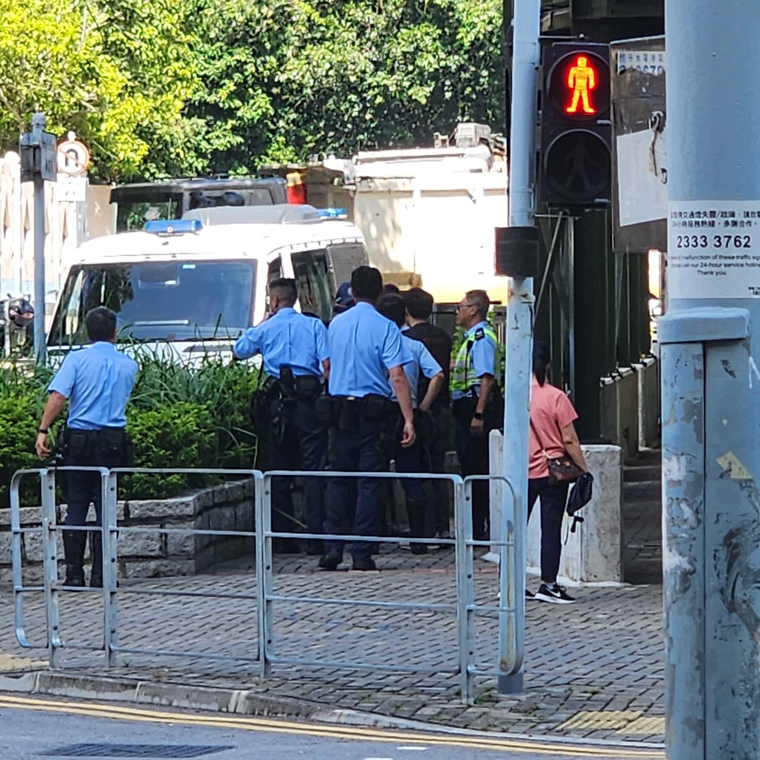 有大批警員在現場調查。（Facebook圖片／車cam L（香港群組）／Bosco Chu）
