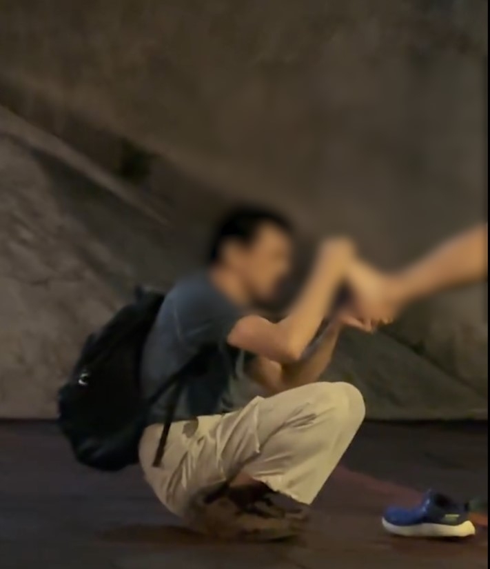 葵涌奇怪男出沒「望人腳板底」專搵街坊除鞋摸腳　網民：學張無忌？