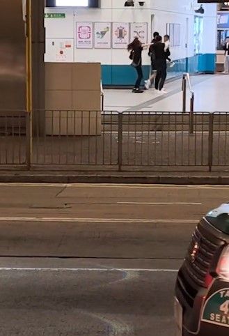 屯門MMA｜暴躁妻港鐵站內手袋毆打抱子丈夫