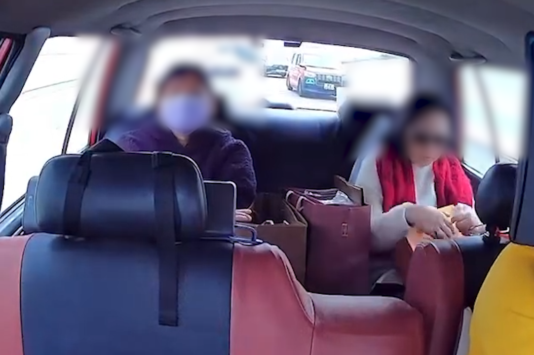 富婆出巡搭的士用「垃圾袋」墊位。(FB@高囂)