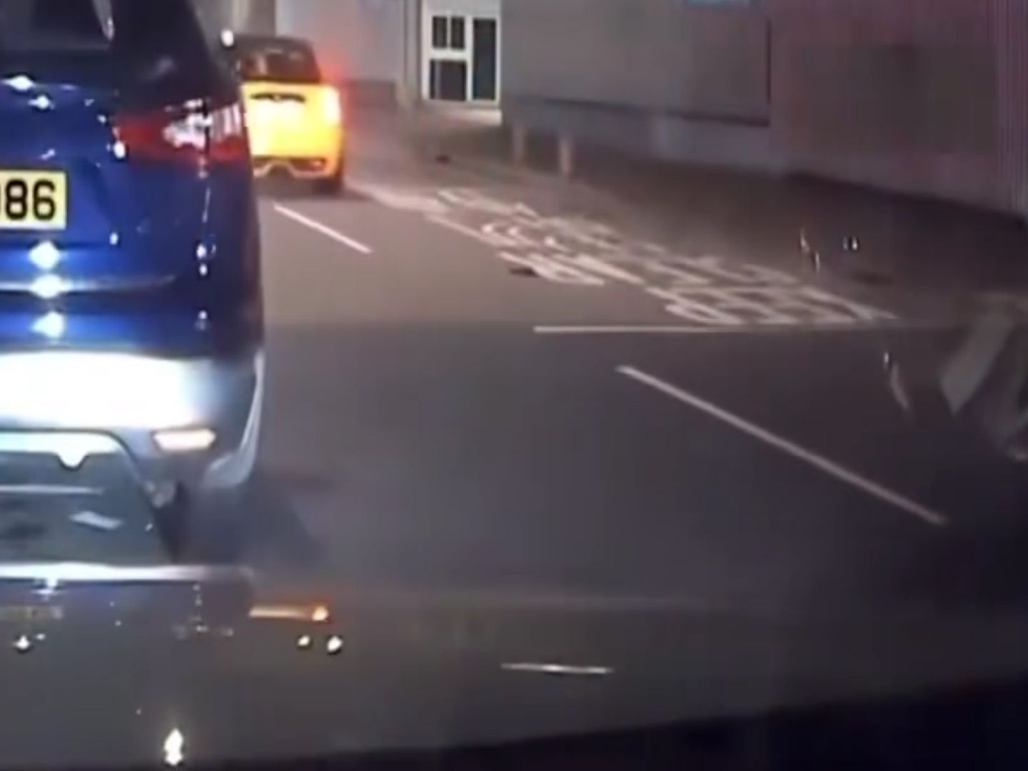 私家車讓線無停車兼閘警車遭斷正