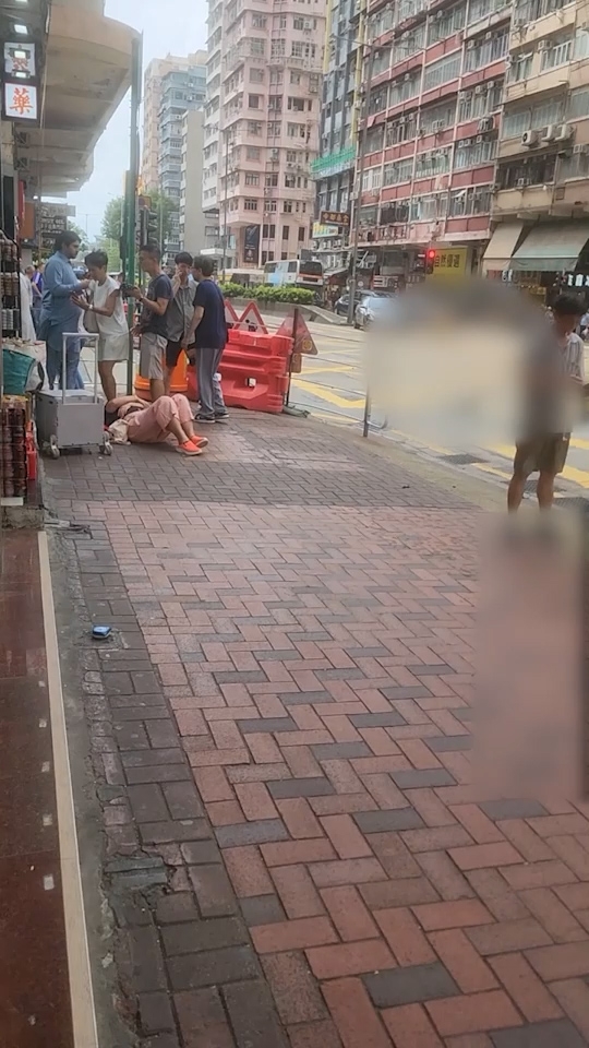 另外一名女途人亦受傷倒地，等待救援。（觀眾報料影片截圖）