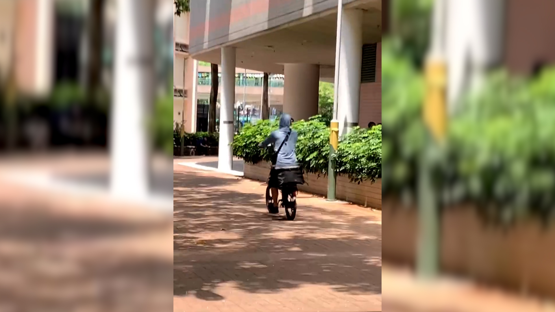 東張西望報料｜北區大會堂行人路變「外賣快線」　電動單車送餐穿梭人群