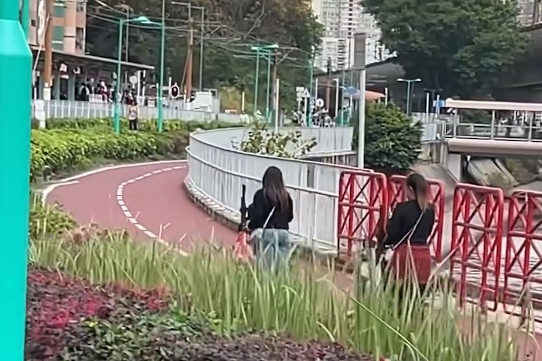 有片｜屯門兩電動輪椅單車徑奔馳，後面仲「載客」勁滋悠！