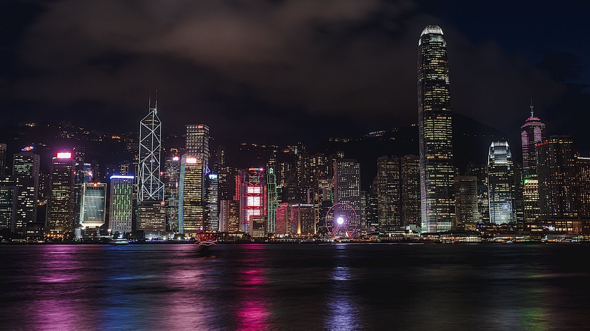 馬年煙花今晚8時閃耀維港！31,888枚禮花彈馬到功成　港鐵7條線加班散場每3分鐘一班