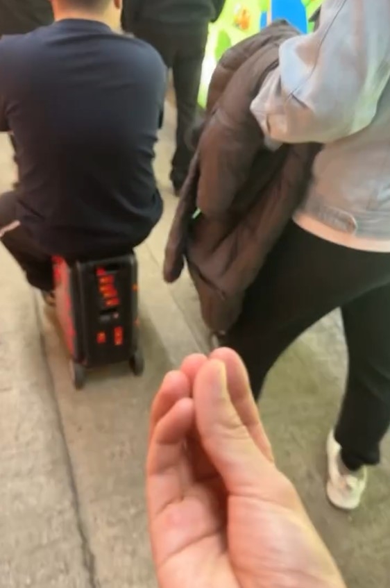 內地客騎電動行李箱通街走　市民拍片質疑：行人路都搞「粵車南下」