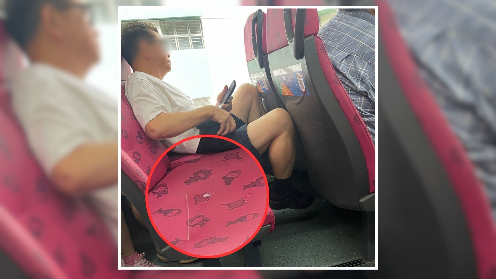 從相片可見，阿叔身着白T恤、黑短褲，坐在巴士座位上，旁邊座位可見有明顯白色口水痕跡。