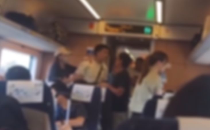 港男大鬧高鐵「爆粗兇乘客」囂張要人吹雞，疑不滿要收細聲浪爆衝突。(影片截圖)