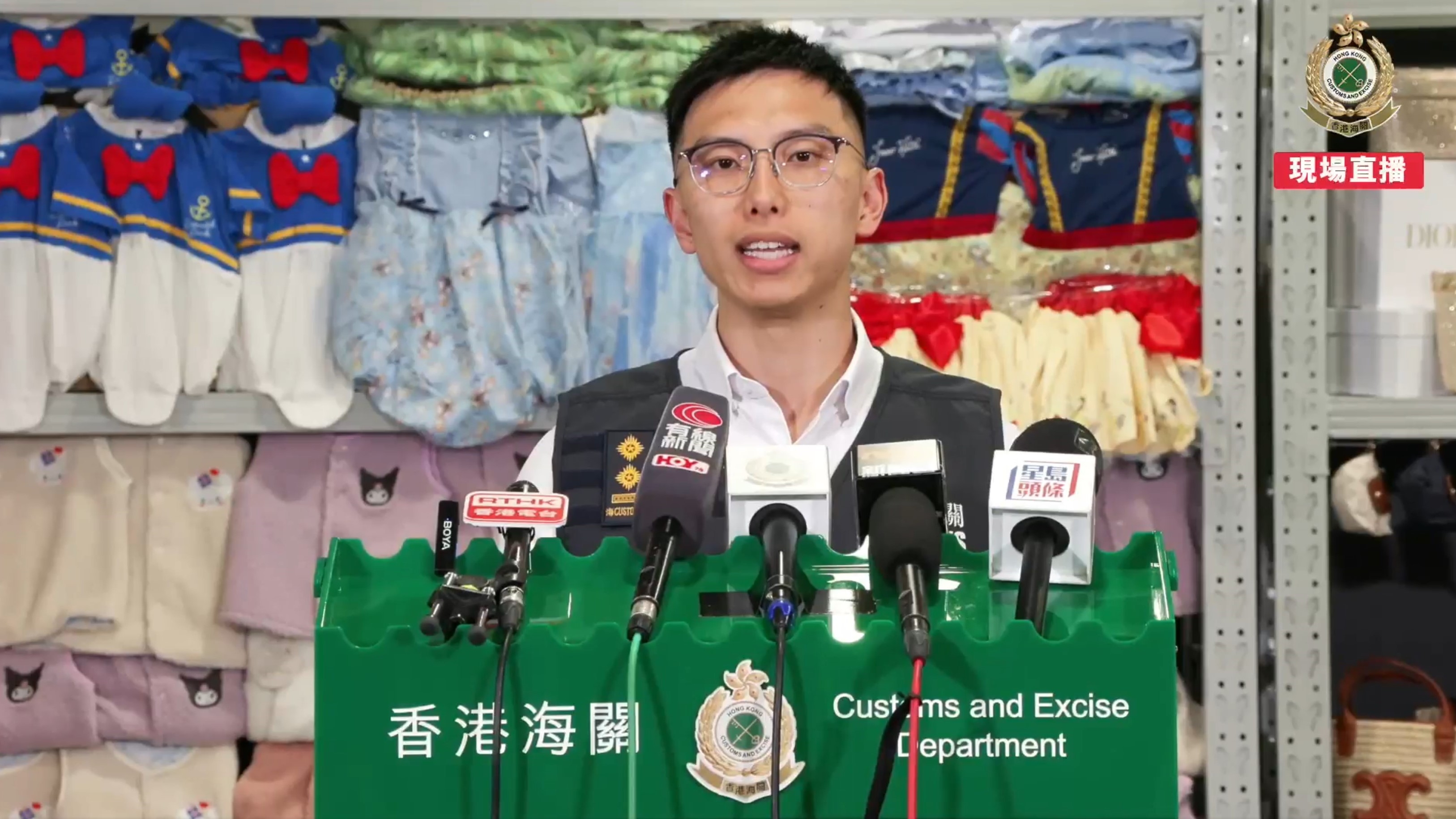海關版權及商標調查科版權及商標一般調查組高級督察康恩（海關Facebook直播截圖）