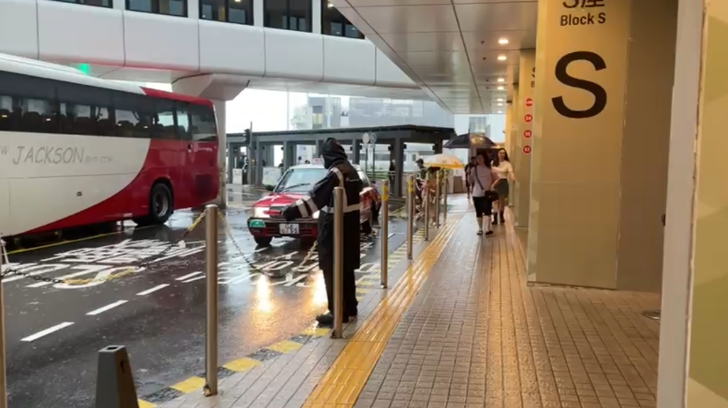 東張西望｜東張+直擊瑪麗醫院　女士黑雨下苦等小巴兩個鐘　的士無法上落山接客