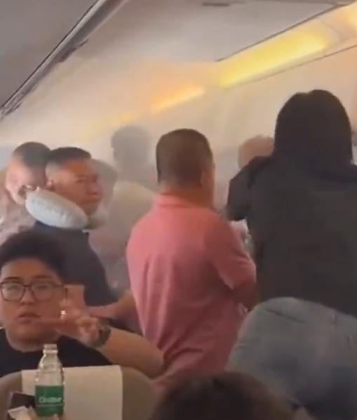 飛機降落後，在滑行期間，機艙內突然傳出刺鼻的焦味，隨後有乘客發現機艙起火，機艙內一度充斥煙霧。（網上圖片）