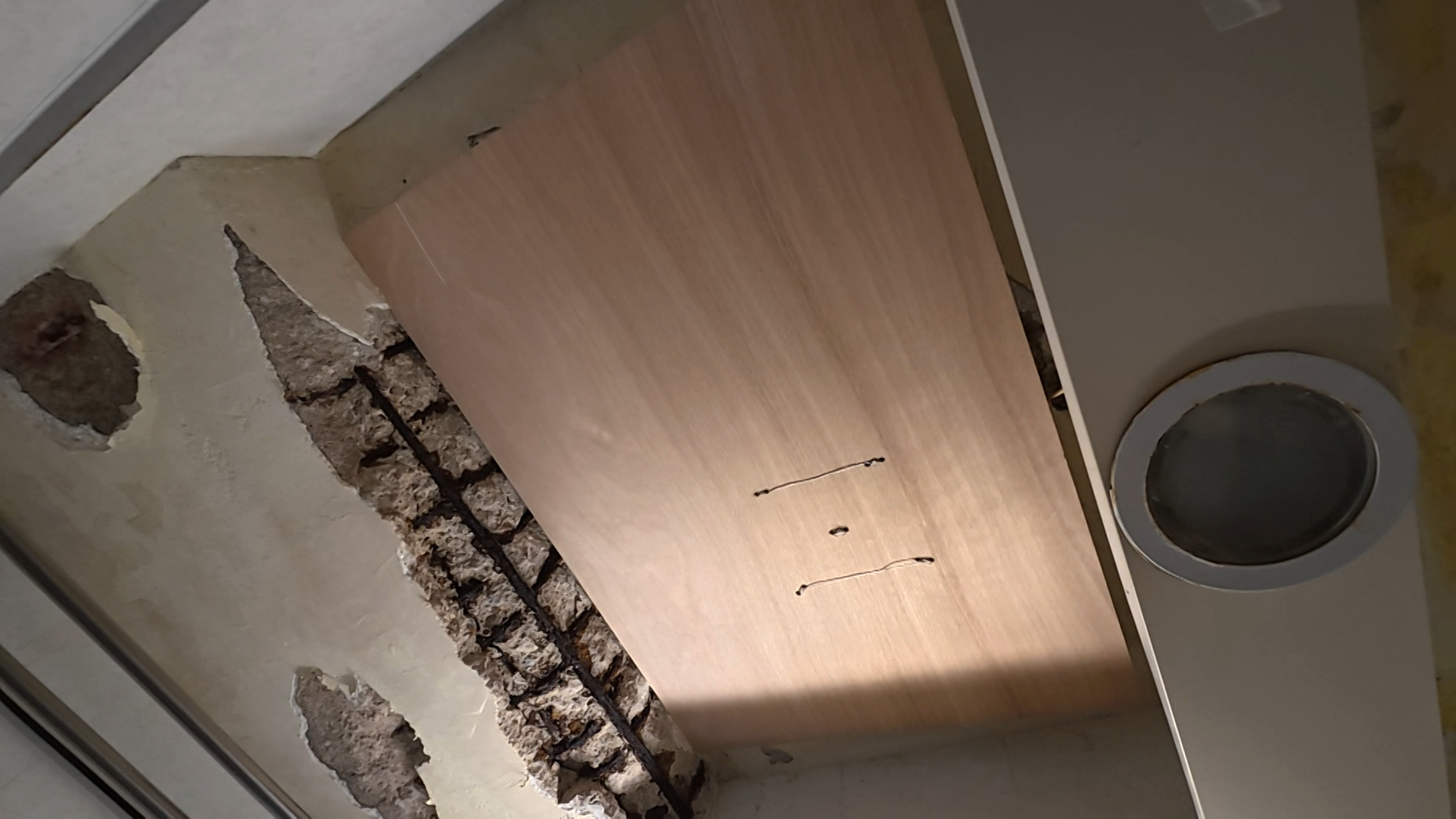 鐵綫吊木板　C小姐憂安全隱患