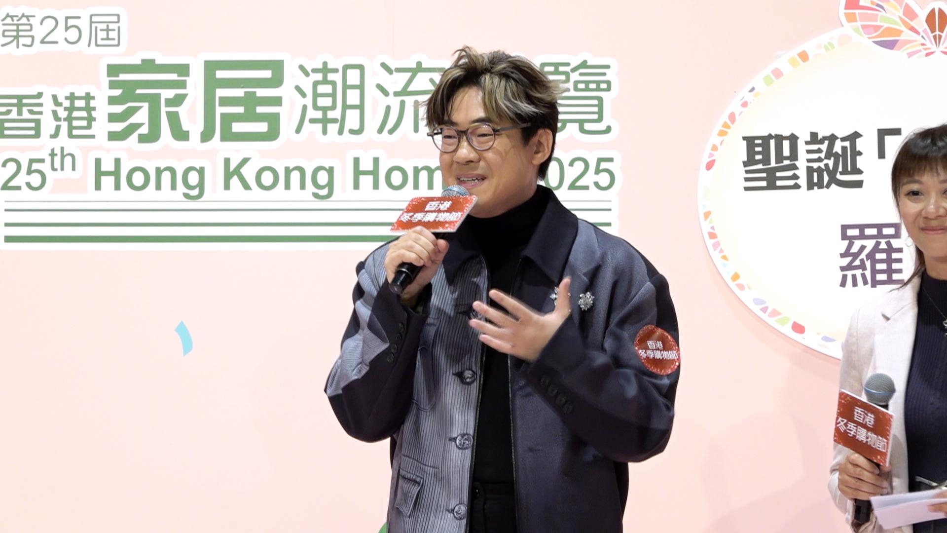 羅啟豪收豪殼特製藍玫瑰 與羅逸軒撞姓引發誤會 - 東張+