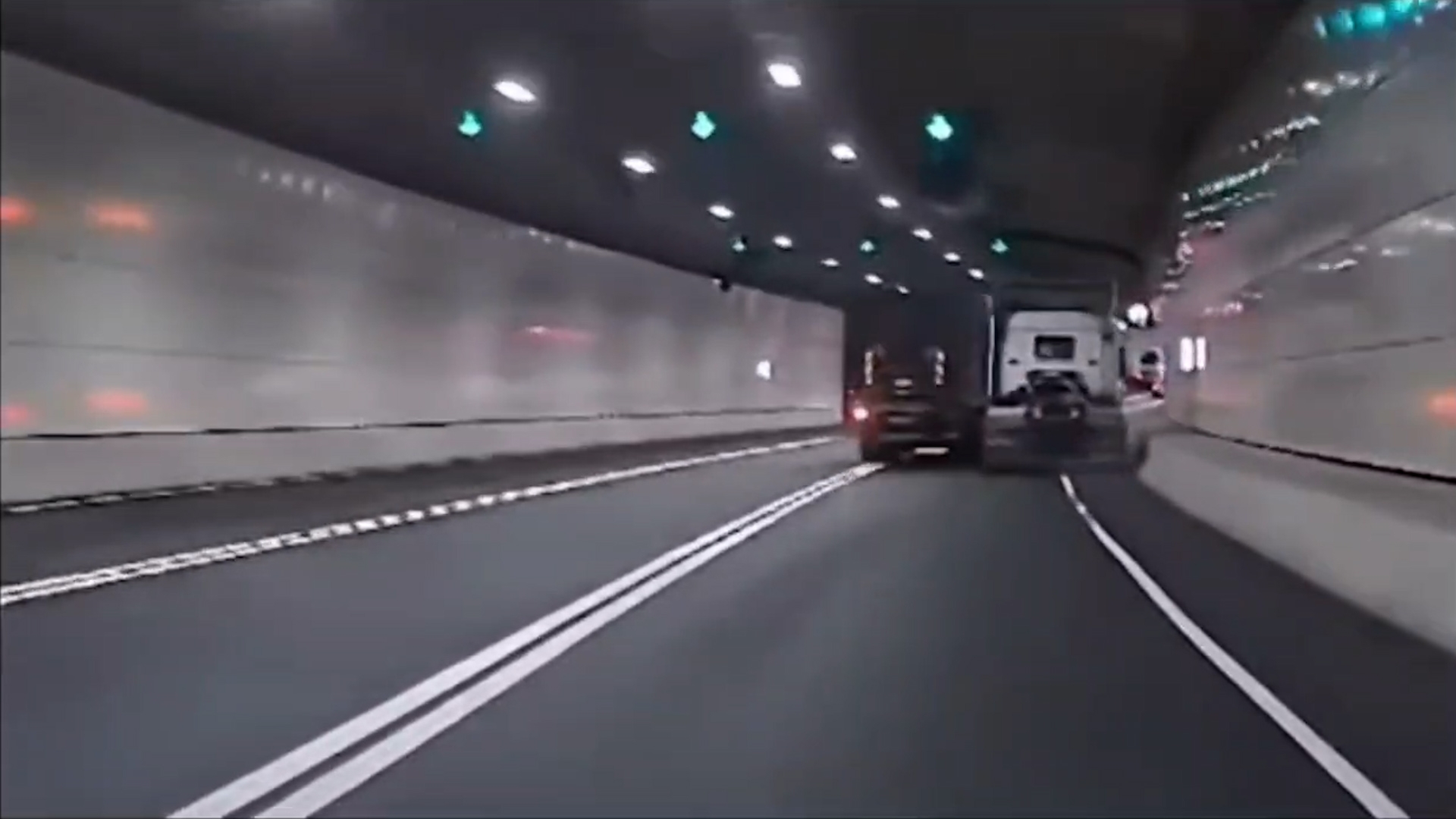 車Cam直擊｜中九龍繞道貨車拖頭玩「生死時速」　高速狂飆兼隧道互片