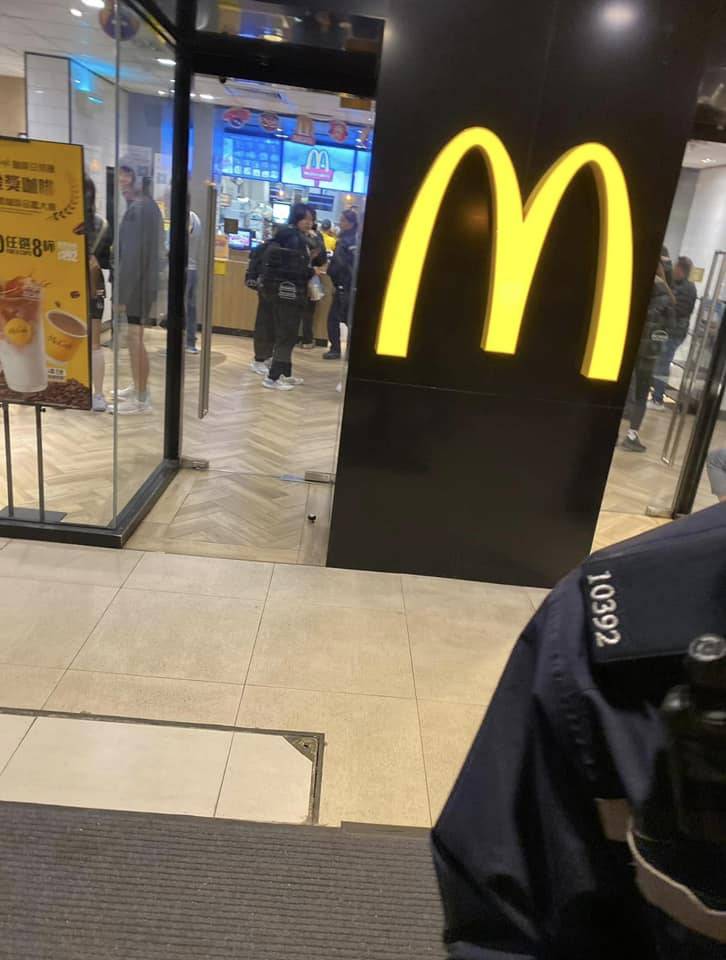 大圍麥當勞外賣男不滿出餐慢，雪糕架掟女職員被捕！