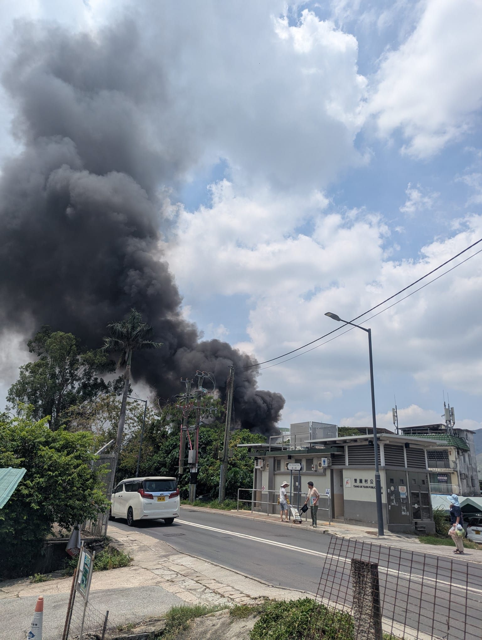 有片｜八鄉錦上路有村屋起火　黑煙直捲半空　現場曾傳出爆炸聲 （FB@元朗鄉約）