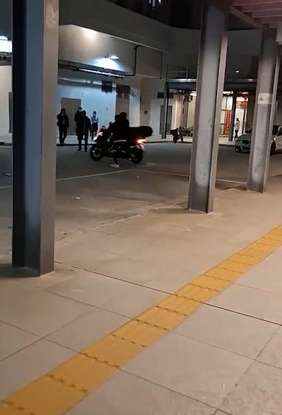 安達邨外賣員被男子爆粗追打，有人自稱為「三合會」成員。(影片截圖)