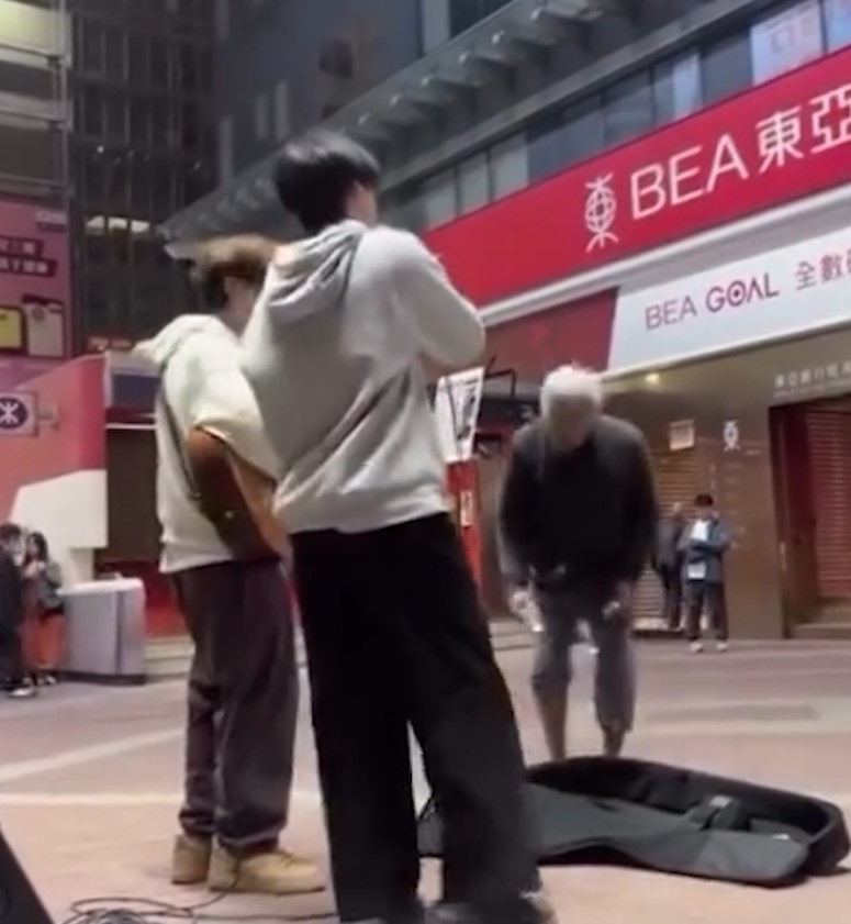 旺角Busking友遭阿伯「當眾偷錢」　主唱不滿高呼：攞返啲錢返嚟啊！