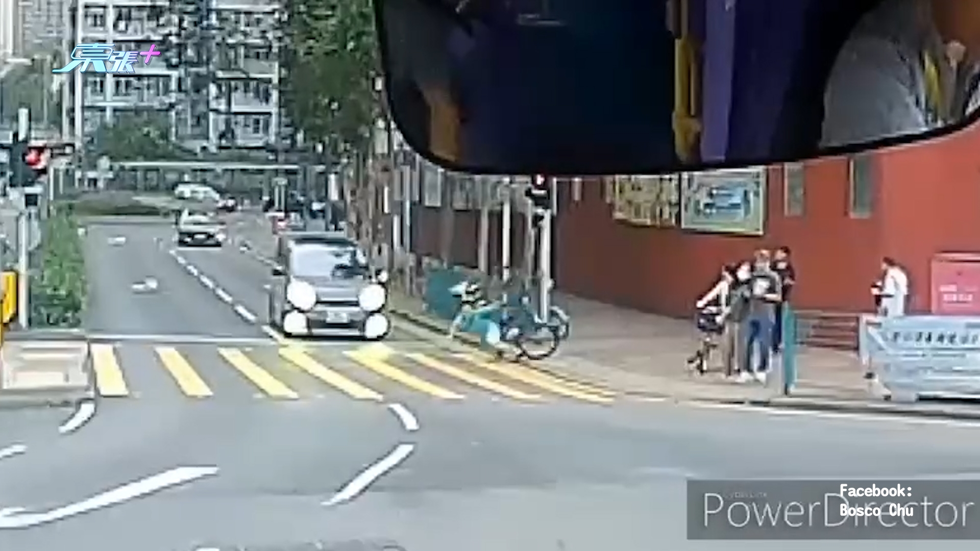 車Cam直擊｜外賣員過馬路疑「落錯brake」剎車　全車向前翻　網民：外賣全沒了