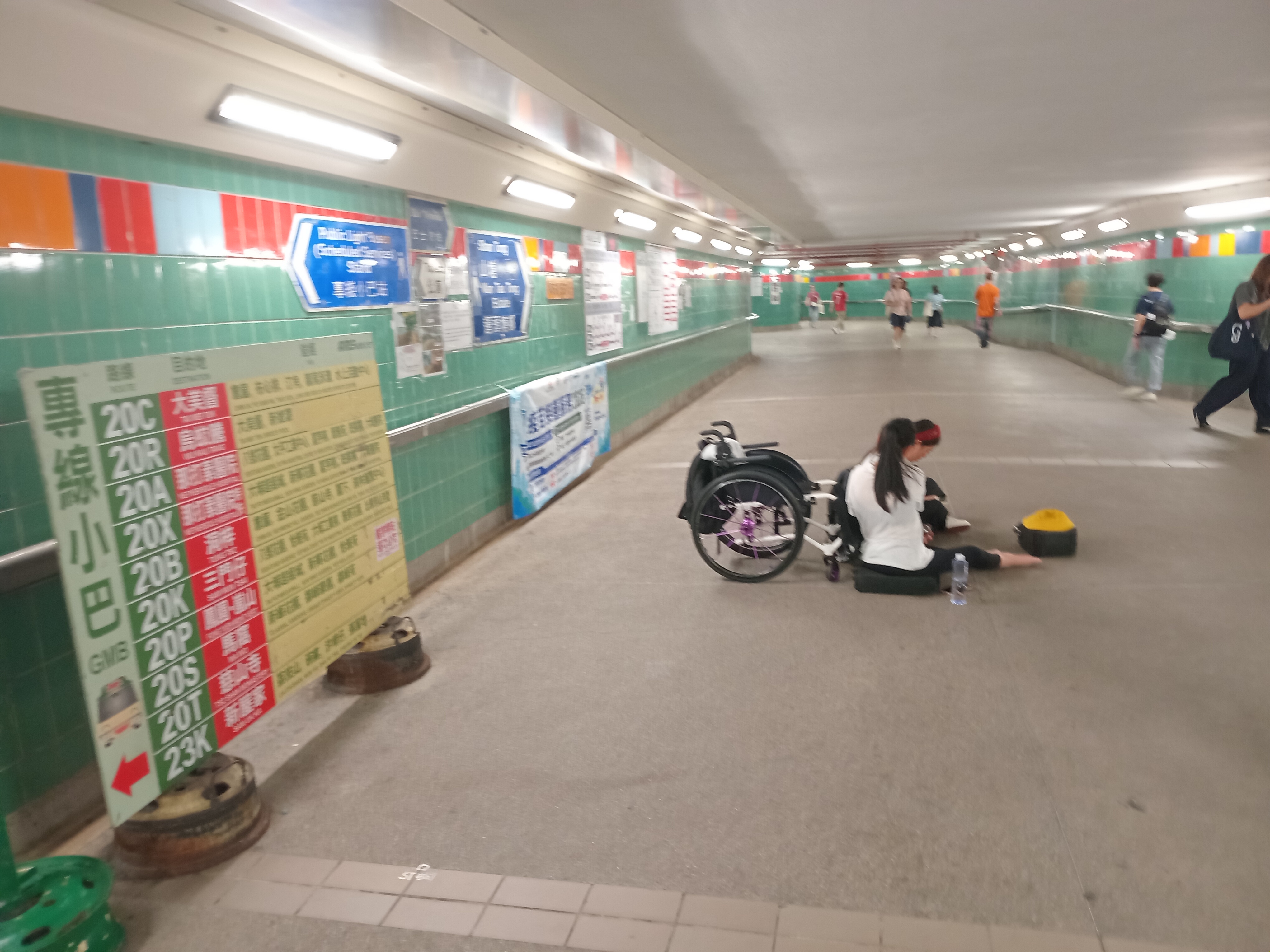 東張西望報料｜大埔墟站行人隧道疑現長期行乞　輪椅擺通道旁　街坊轟阻路及犯法 （觀眾黃先生報料提供）