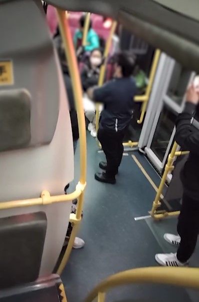 有片｜吐露港公路兩男九巴口角撩交打