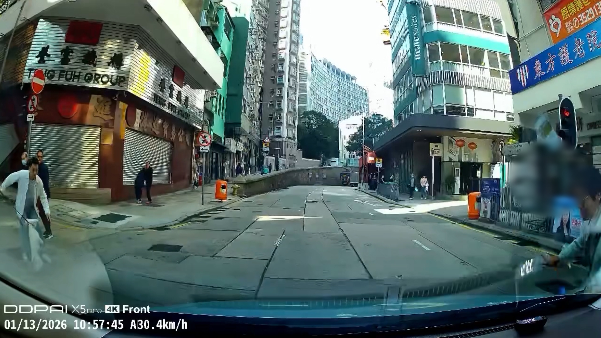 車Cam直擊｜上環街坊放狗無落狗繩　狗狗衝馬路險被撞　網民：害人又害狗