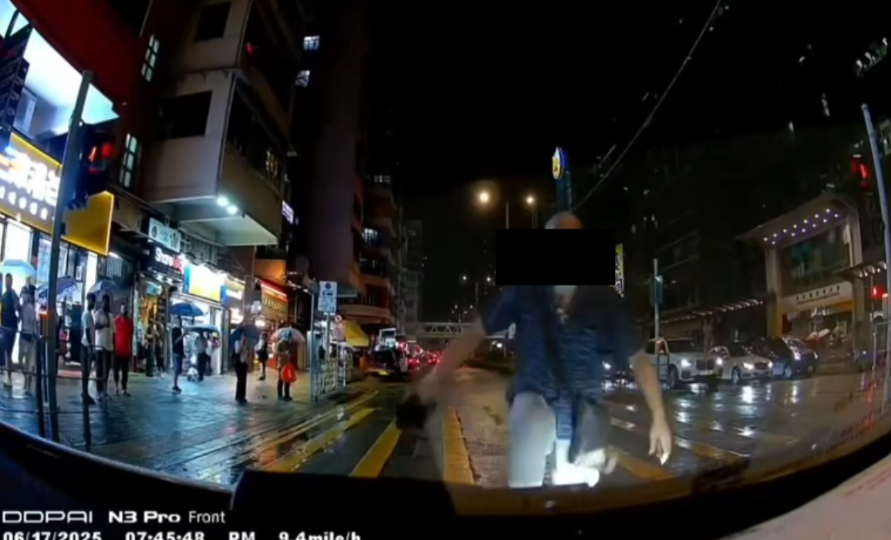 車Cam直擊｜港版「龜仙人」衝紅燈被呠唔忿氣，惡霸仲踢人車兼大罵車主。