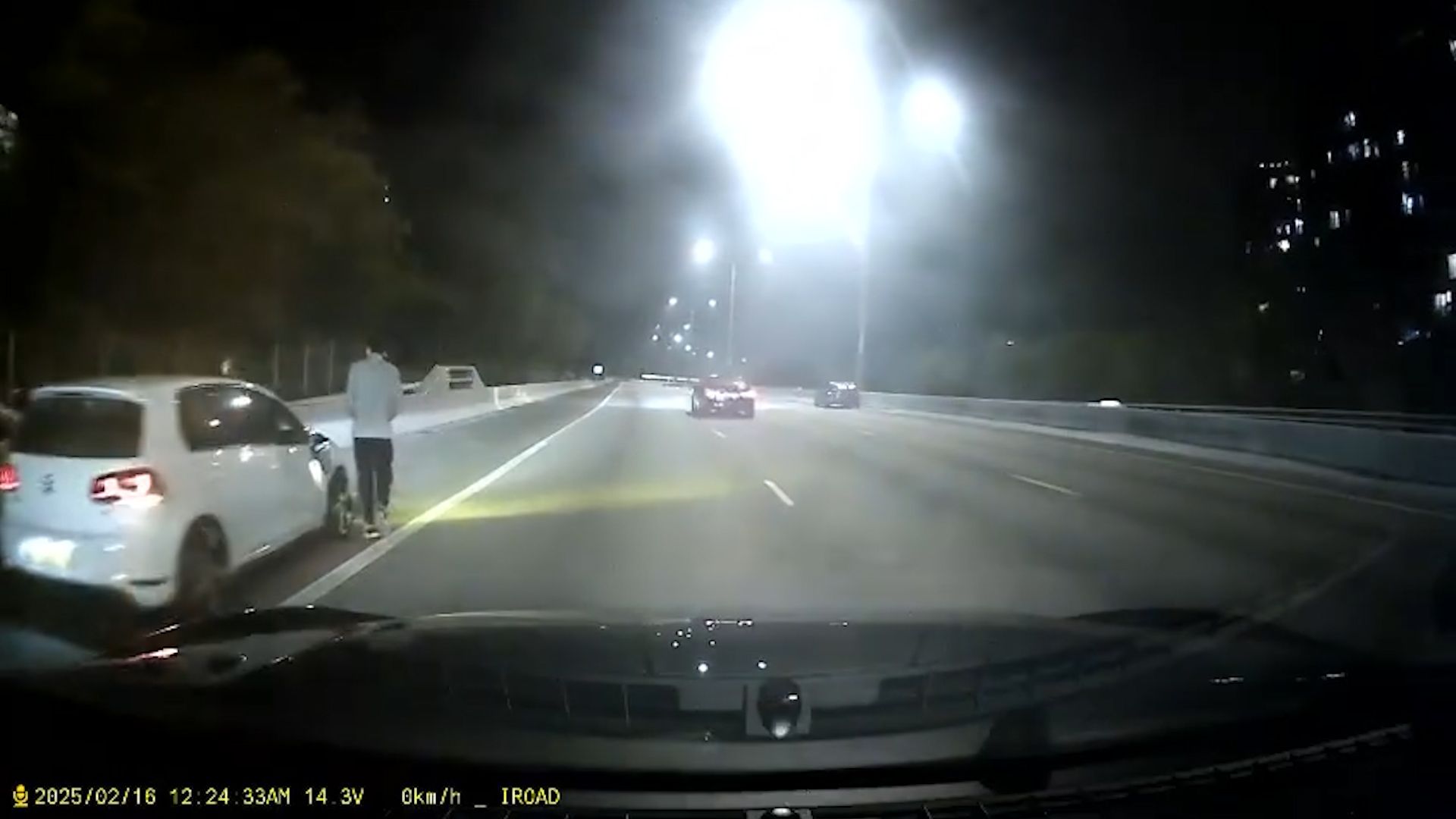 屯門公路私家車疑入彎時「甩尾」。(影片截圖)