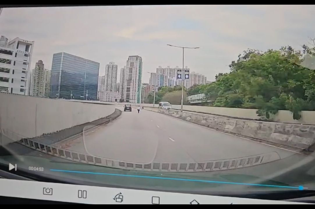荃灣大河道天橋頂女子亂跑疑碰瓷，警察落車「成功追截」。