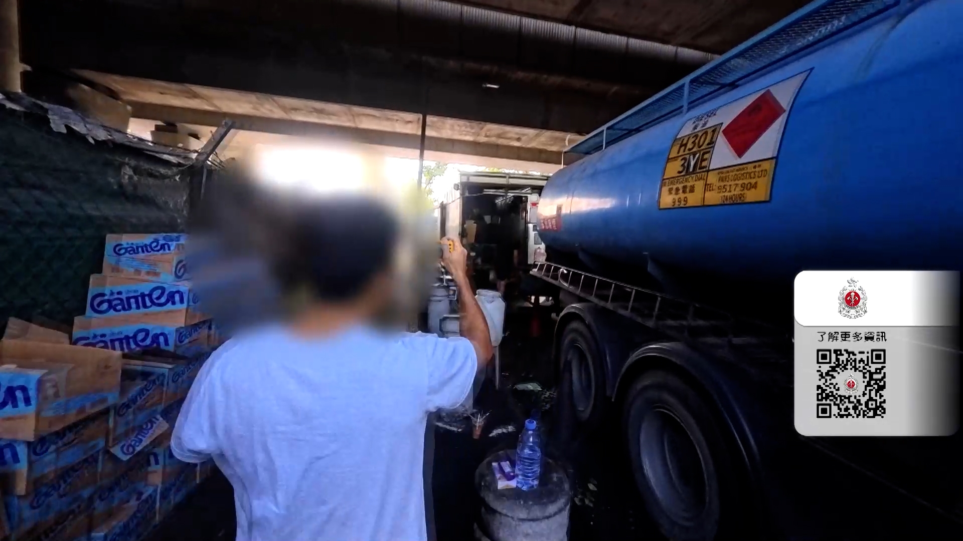 為免打草驚蛇，一名消防員一馬當先，在離目標大約100米左右開始追擊。