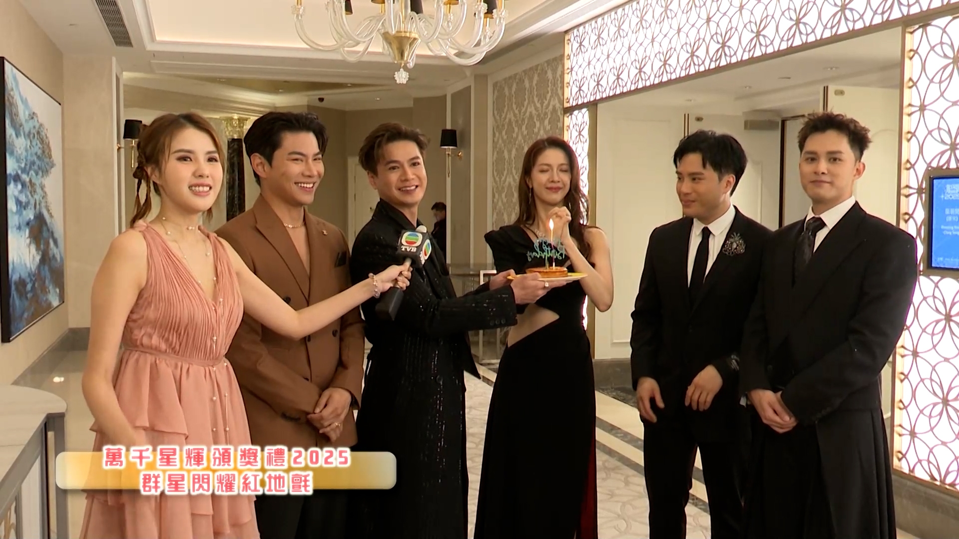 除了紅地氈這裏很熱鬧之外，在化妝間和服裝間都充滿著歡樂的氣氛。