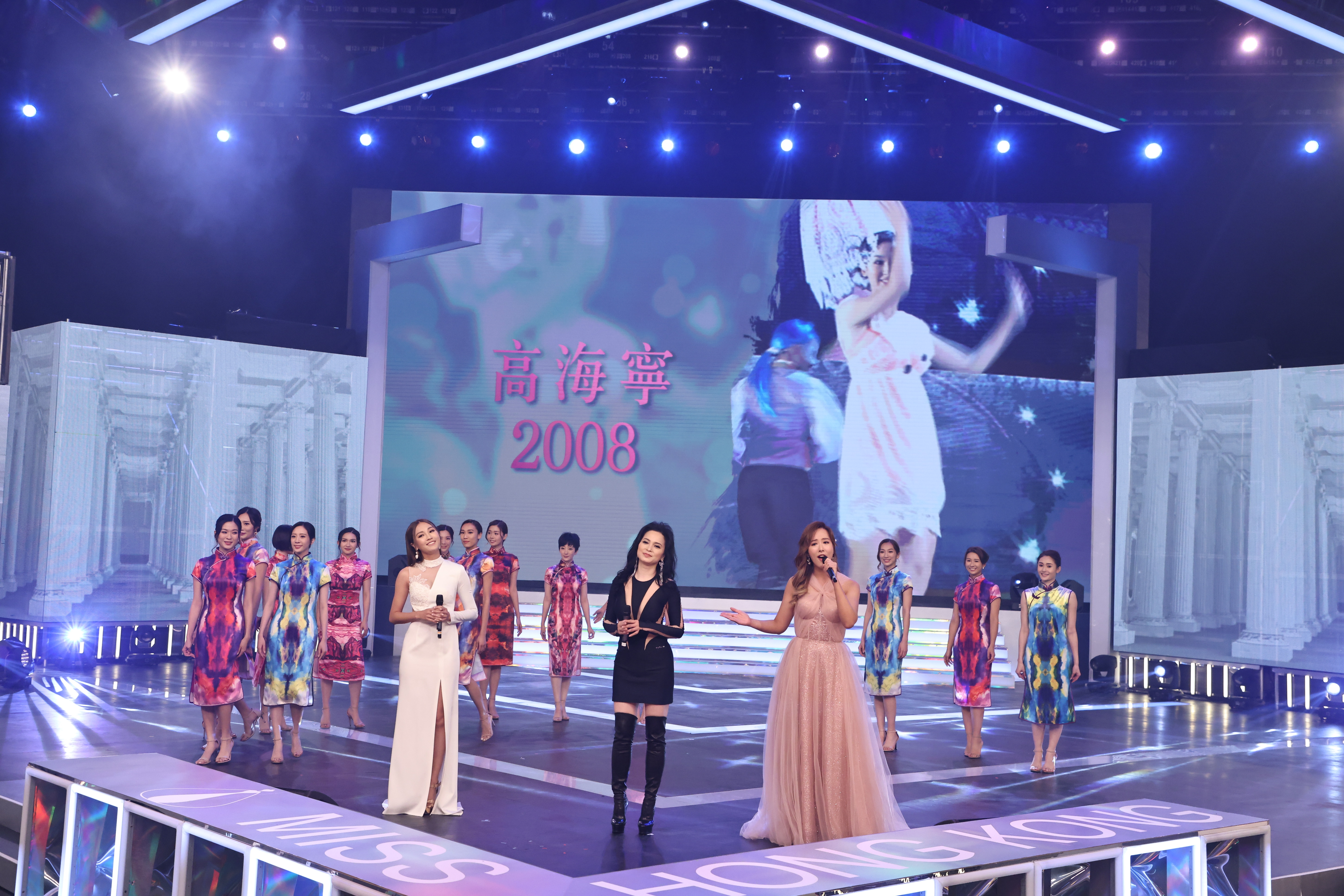 樊亦敏帶領師妹吳幸美、蘇韻姿及現場14名佳麗齊齊獻聲。