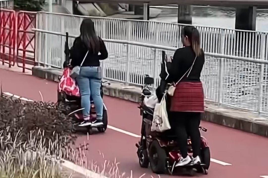 有片｜屯門兩電動輪椅單車徑奔馳，後面仲「載客」勁滋悠！