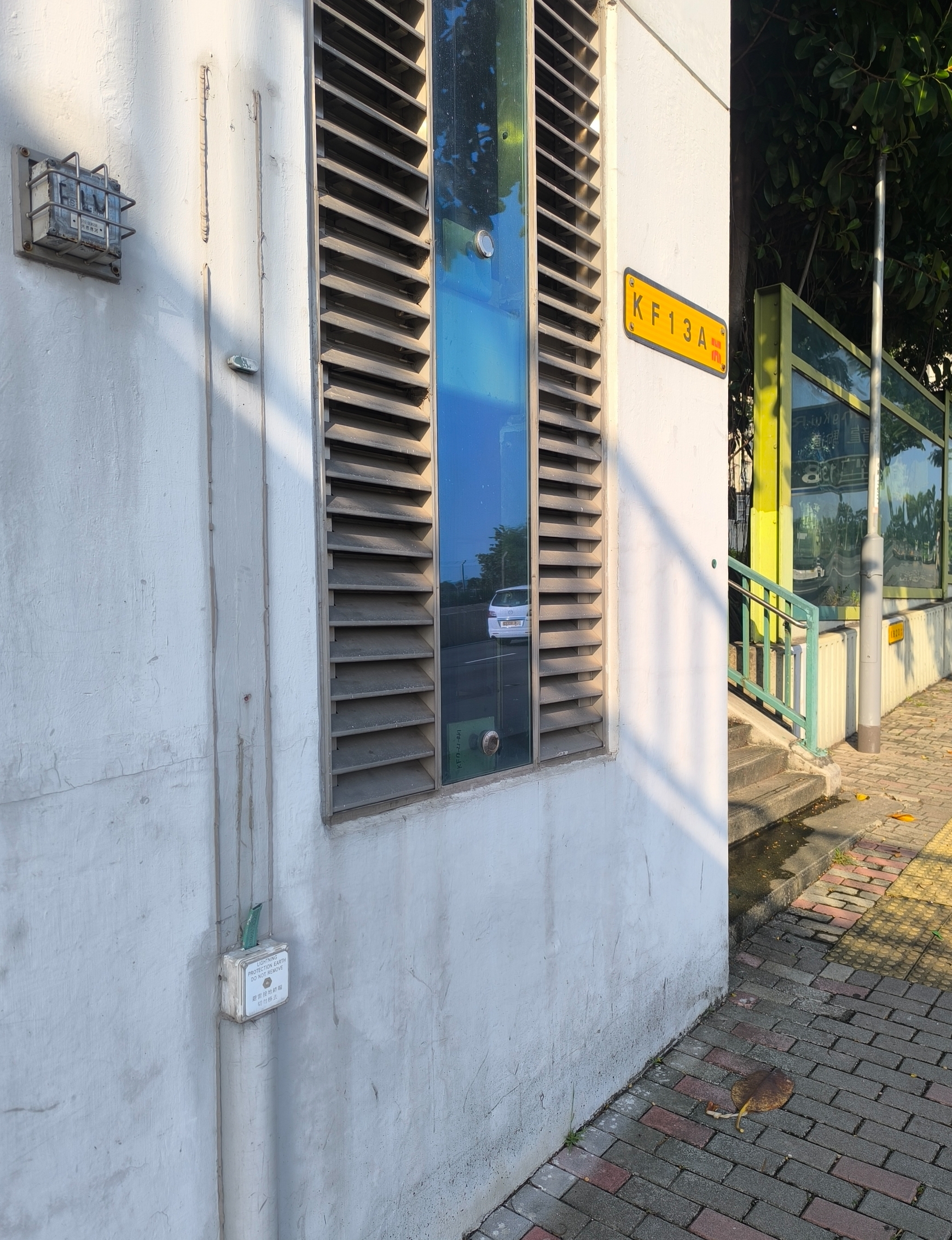 東張西望報料｜天橋升降機避雷帶疑遭剪斷恐釀安全隱患　街坊憂雷雨天失保護 （觀眾戴先生報料提供）