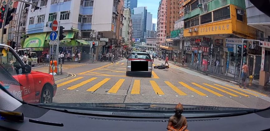 觀塘私家車落斜直撞電單車