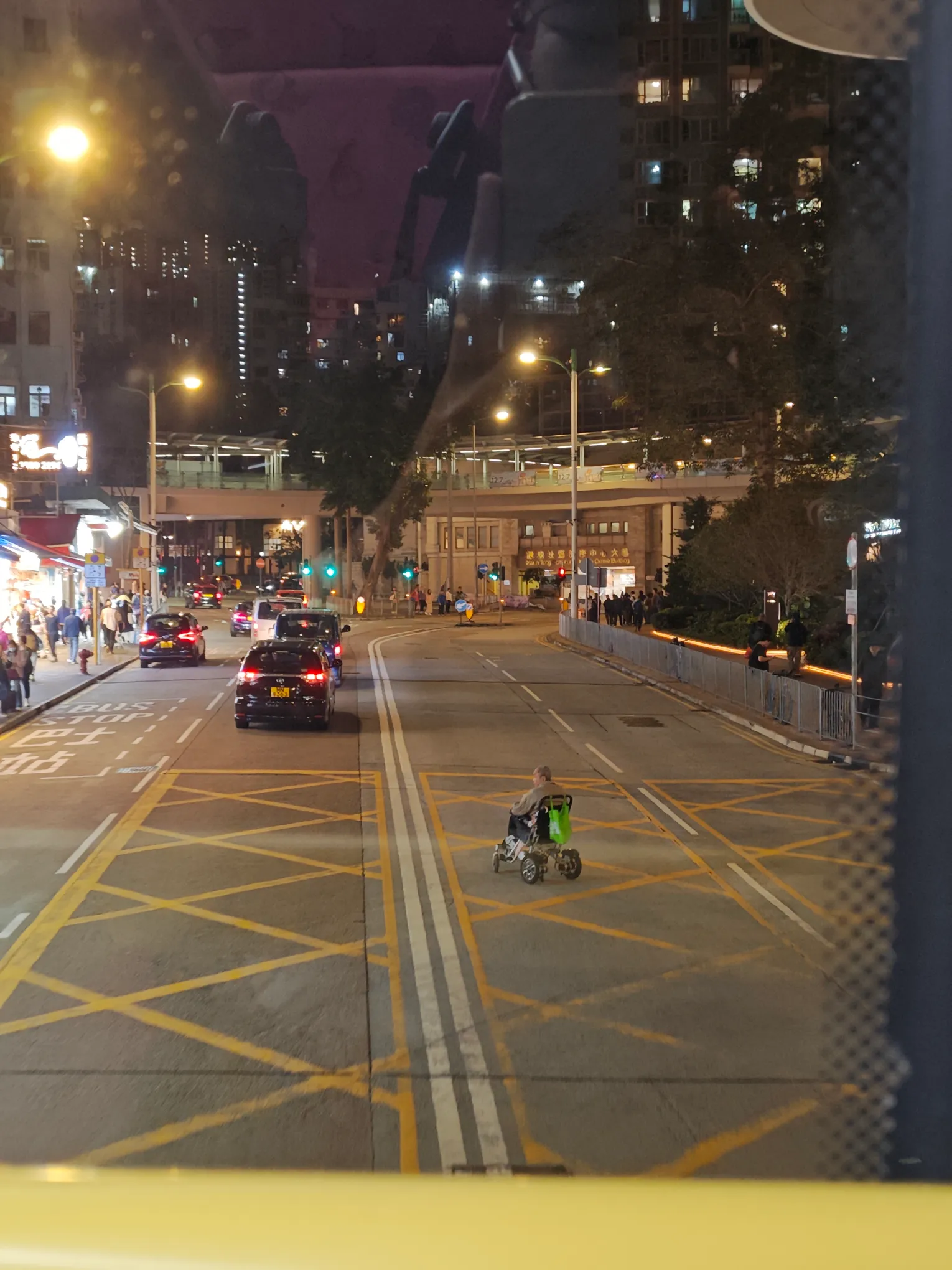 一名長者駕駛電動輪椅，緩慢橫越馬路，期間更停留在黃格區左搖右擺，導致車流受阻