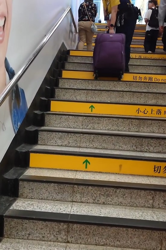 港鐵苦命職員慘變「阿四」幫姐姐搬行李上樓梯　網民：做工人嘅工人