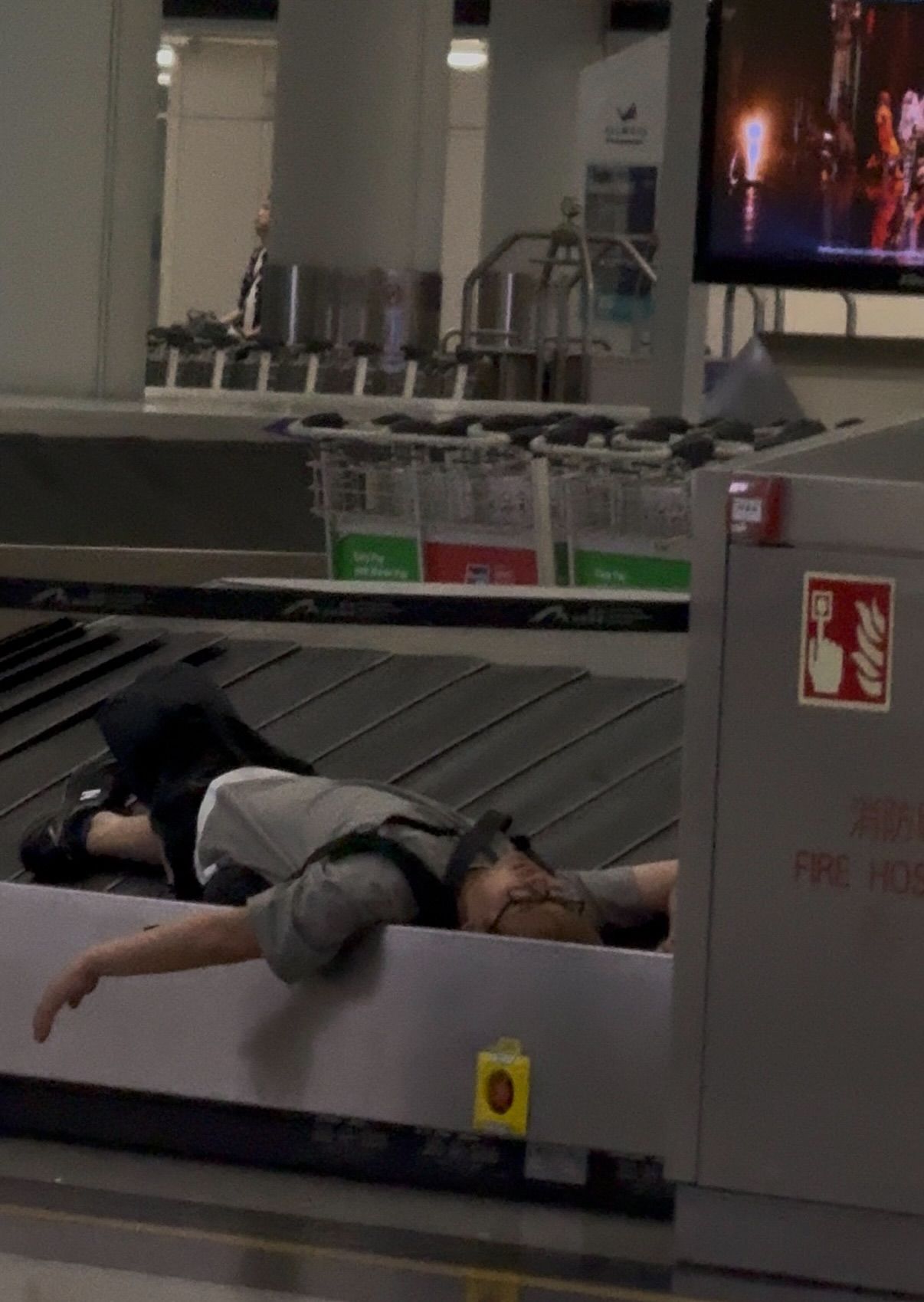 港機場行李輸送帶男子大覺瞓勁梳乎