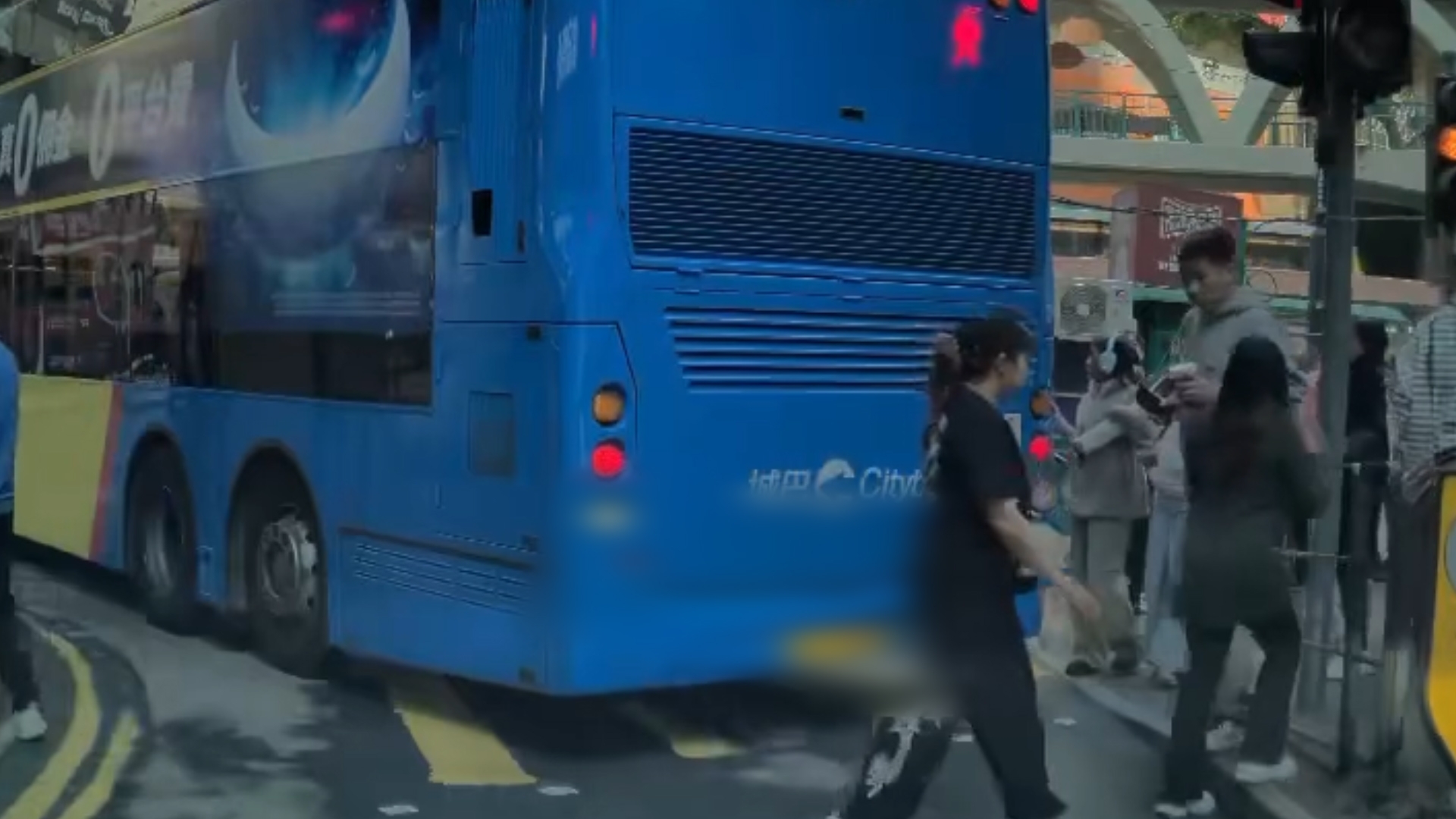 車Cam直擊｜銅鑼灣雙層巴士紅綠燈突倒車　片主：差啲撞到途人 (FB@ExhilaratingElk8888)