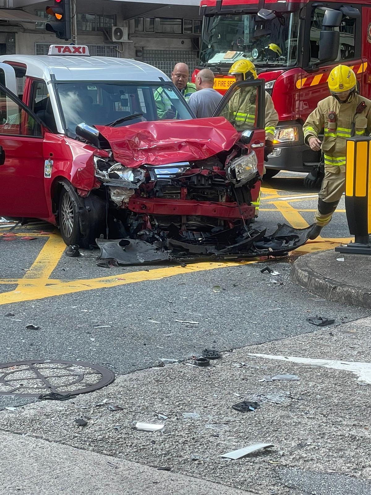 土瓜灣的士與私家車相撞　的士車頭全毀　4人受傷送院