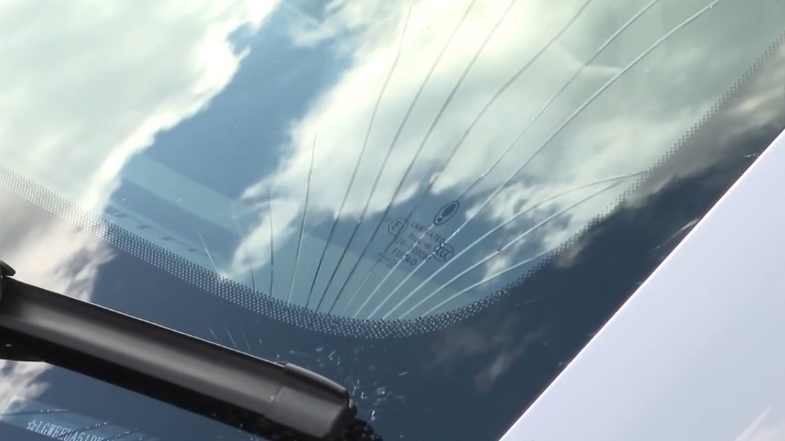 事發後，私家車擋風玻璃爆裂，車頭保險桿損毀。（網上圖片）