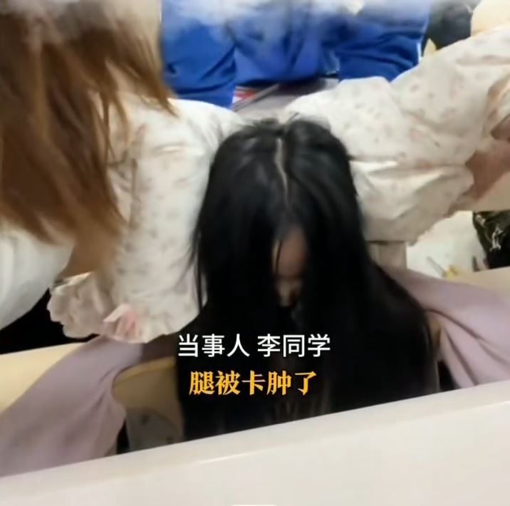 李同學表示，前後被夾約40分鐘，獲救時雙腿已經腫起來。（網上影片截圖）