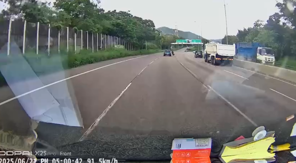 車Cam直擊｜元朗電單車突切線遭撞飛　鐵騎士翻滾倒地跌草叢畫面曝光