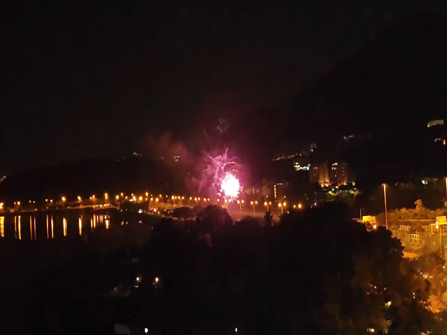 吐露港現「民間煙花匯演」賀蛇年