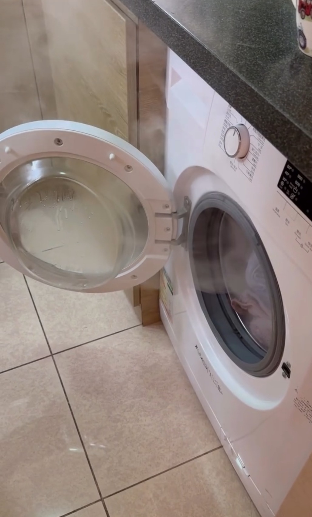 事發時最恐怖之處在於安全機制疑似失效：「最驚就係無跳過 fuse 直岀煙」。