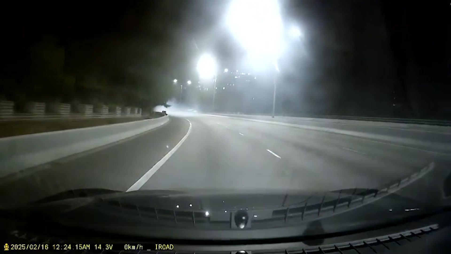 屯門公路私家車疑入彎時「甩尾」。(影片截圖)