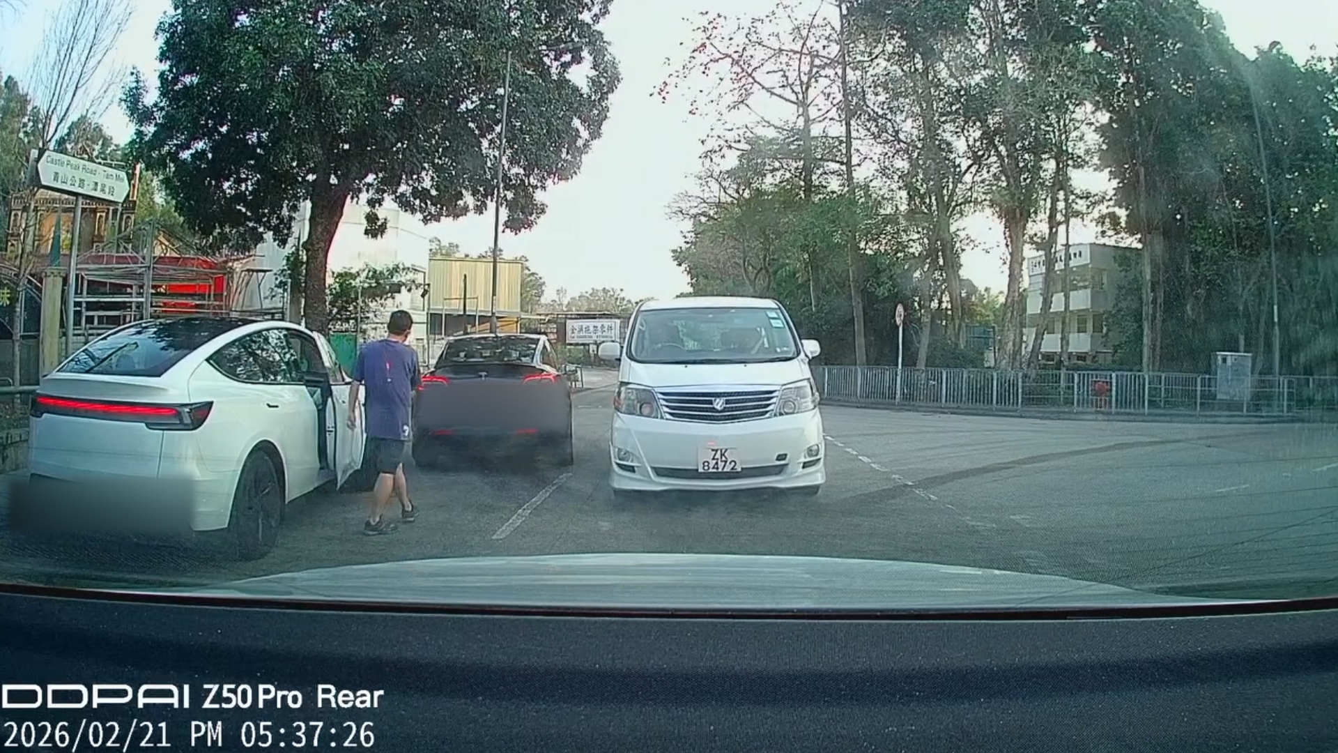 車Cam直擊｜Tesla T車「相煎何太急」　疑爭位變撞車引討論：到底邊個錯