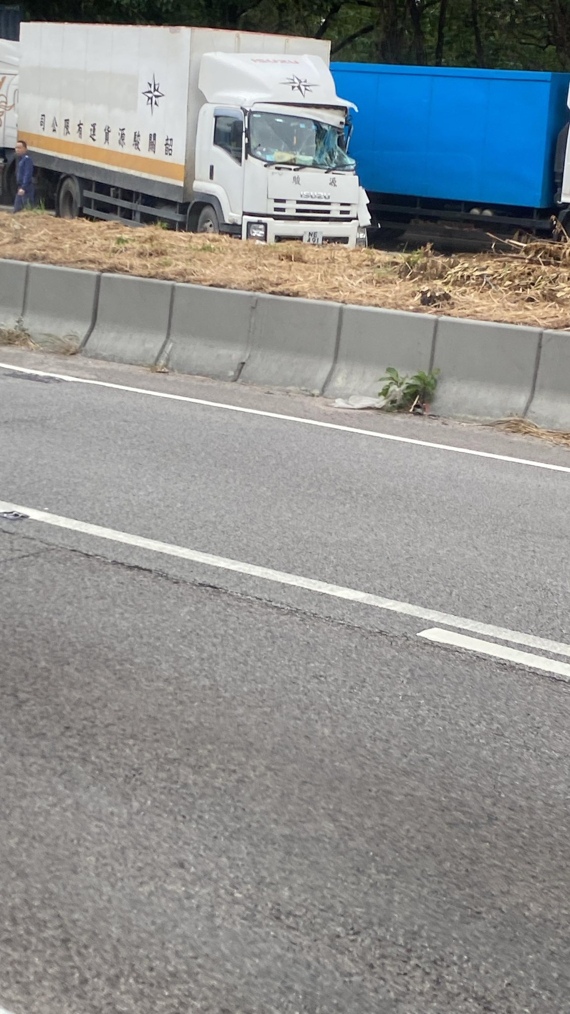 新田公路「4車串燒」多輛大型車輛相撞　一名司機腳部受傷被困 (Facebook@Bosco Chu)