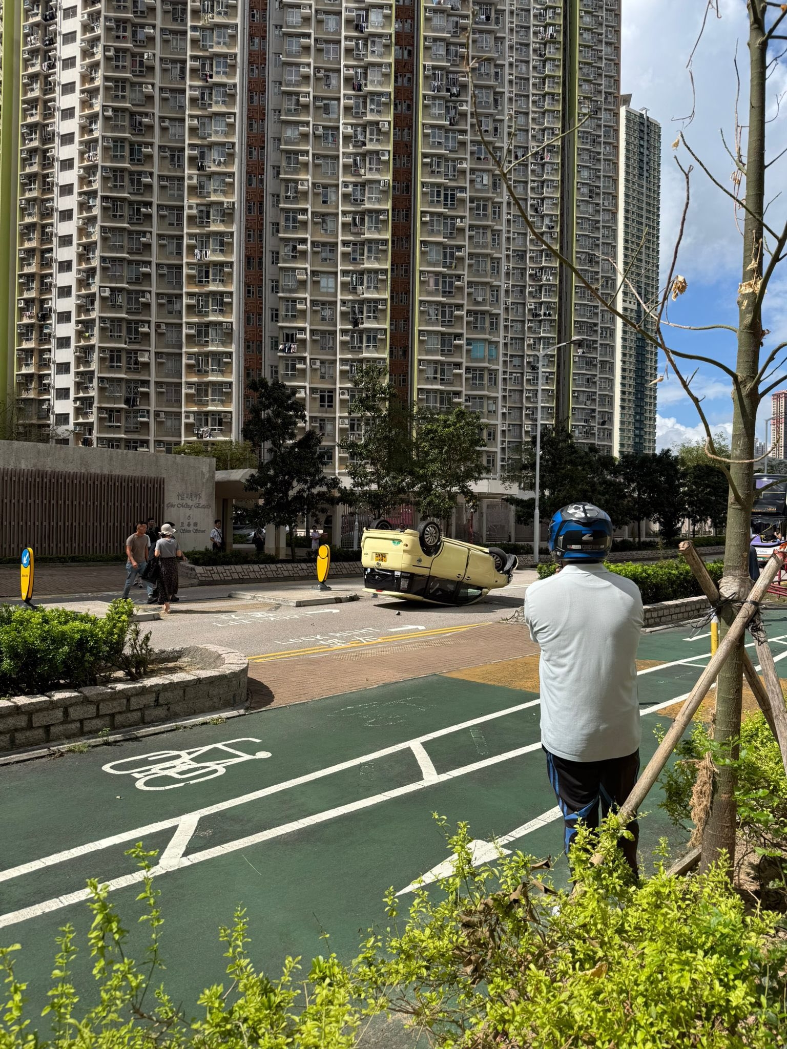 將軍澳怡明邨對出Mini Cooper離奇翻車　司機獲救無受傷